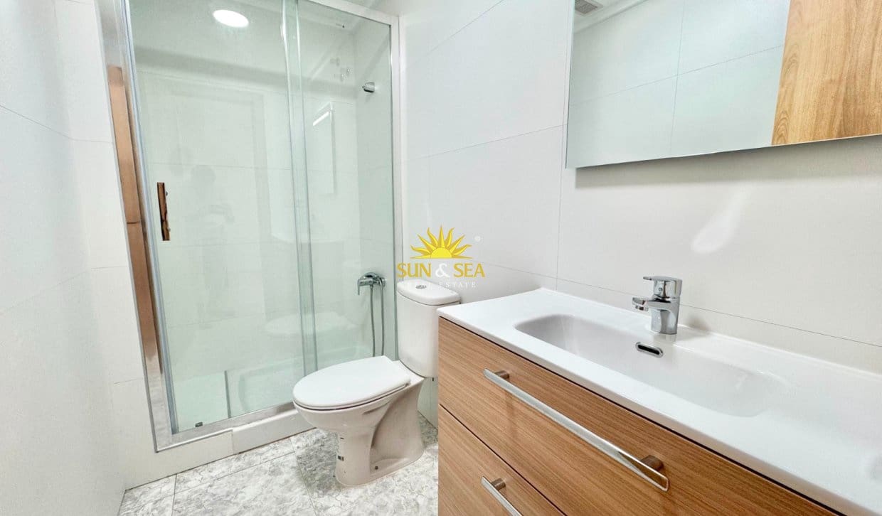 1 soveværelse Lejlighed til leje i Torrevieja - € 700 (Ref: 10012283)