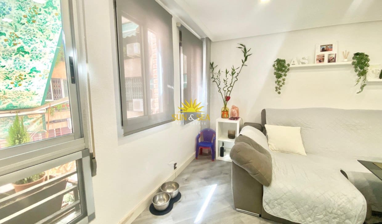 3 sovrum Lägenhet att hyra i Alicante stad - 1 100 € (Ref: 10014135)