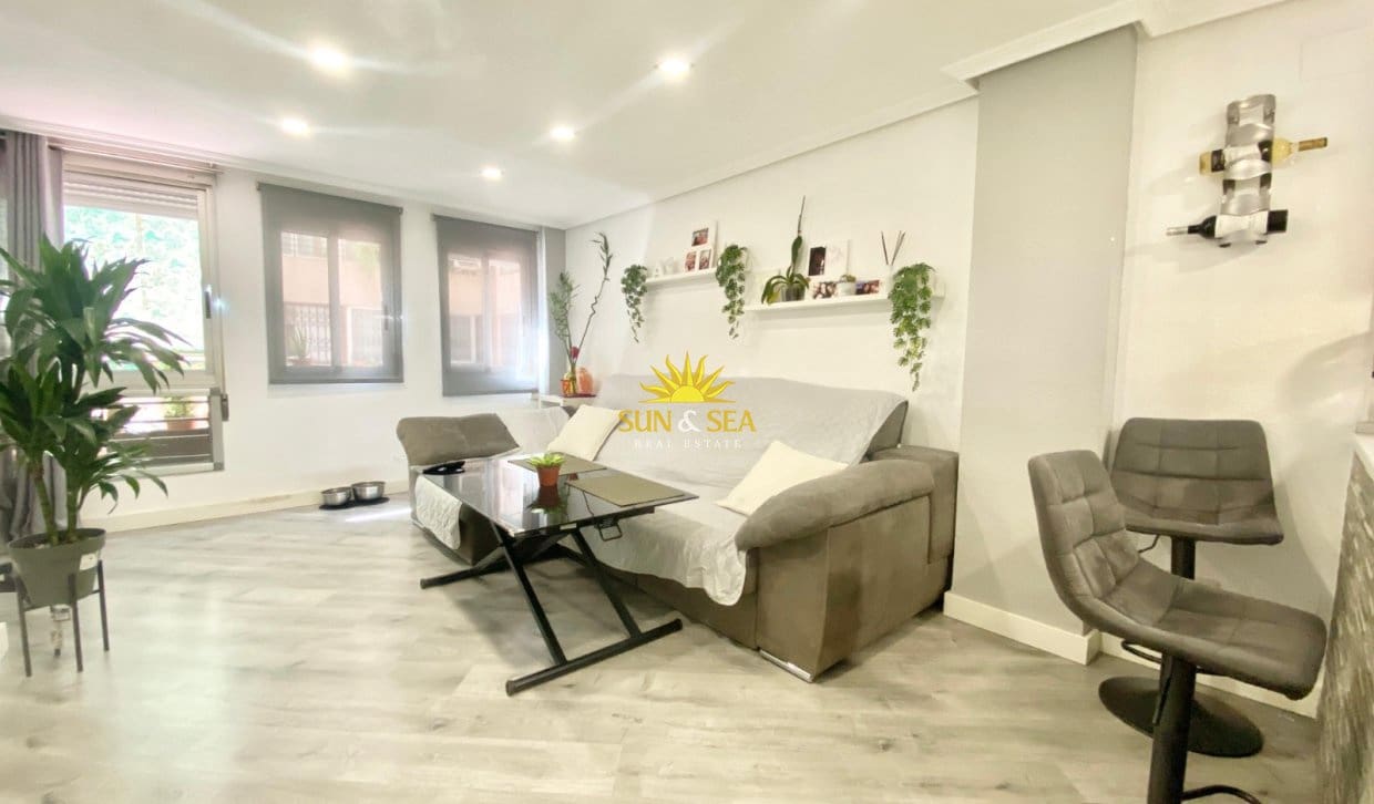 3 sovrum Lägenhet att hyra i Alicante stad - 1 100 € (Ref: 10014135)