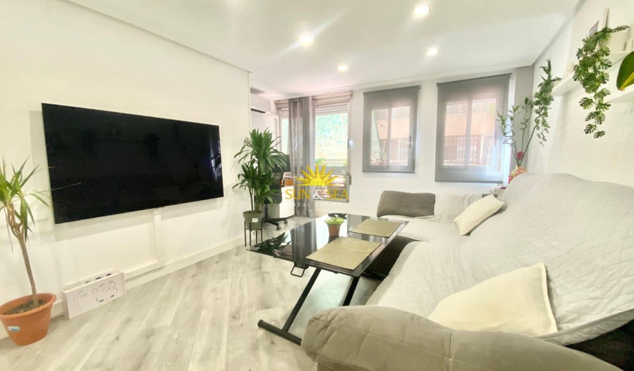 3 sovrum Lägenhet att hyra i Alicante stad - 1 100 € (Ref: 10014135)