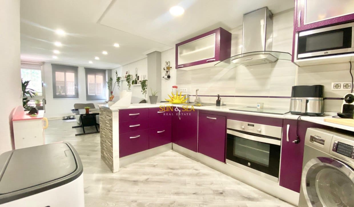 3 sovrum Lägenhet att hyra i Alicante stad - 1 100 € (Ref: 10014135)