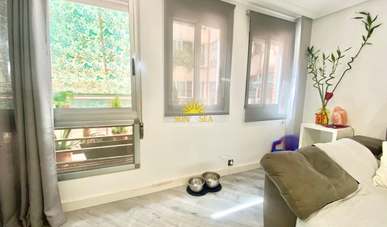 3 sovrum Lägenhet att hyra i Alicante stad - 1 100 € (Ref: 10014135)