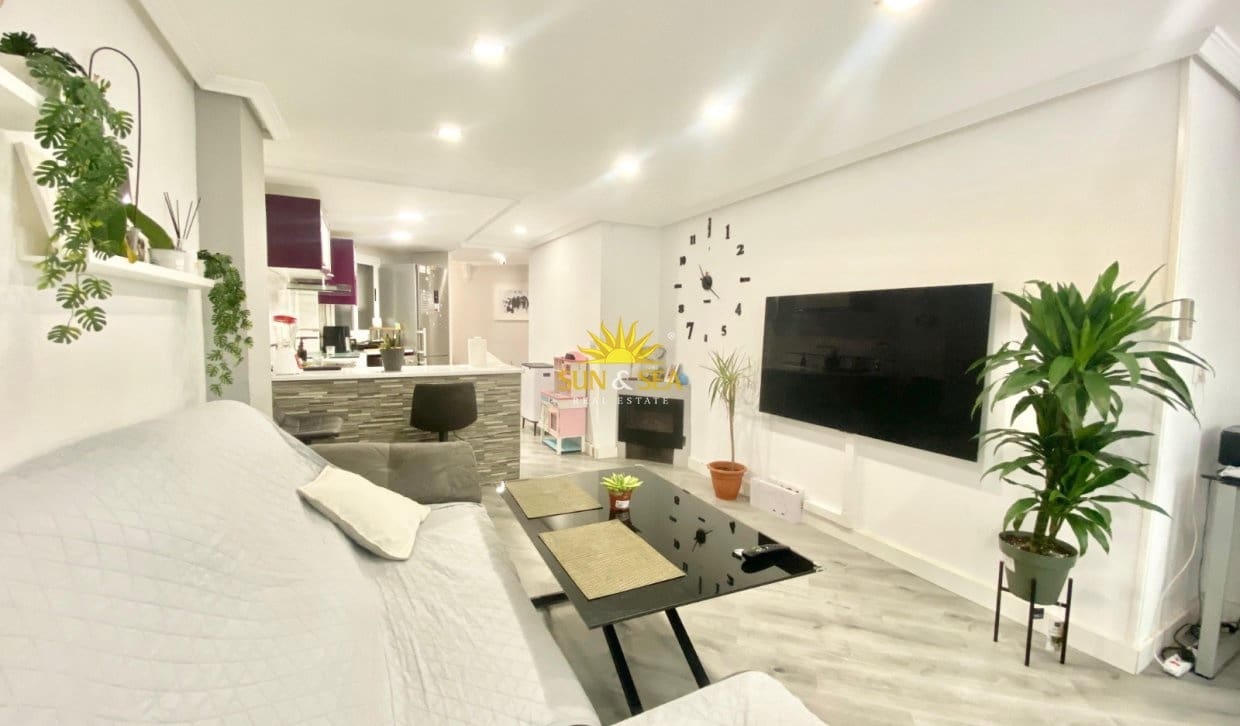 3 sovrum Lägenhet att hyra i Alicante stad - 1 100 € (Ref: 10014135)