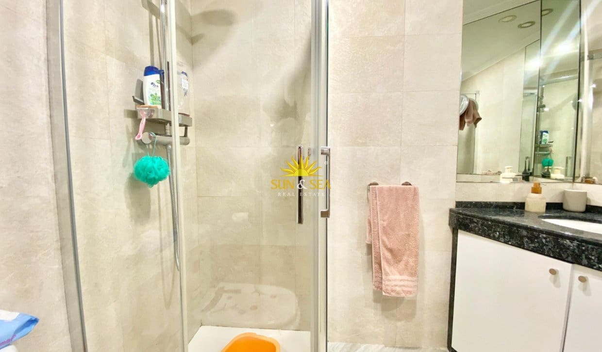 3 sovrum Lägenhet att hyra i Alicante stad - 1 100 € (Ref: 10014135)