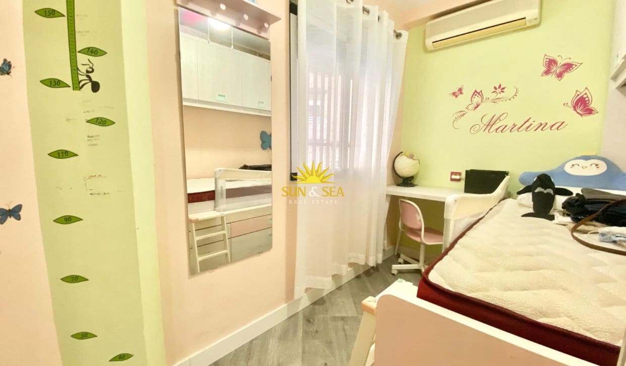 3 sovrum Lägenhet att hyra i Alicante stad - 1 100 € (Ref: 10014135)
