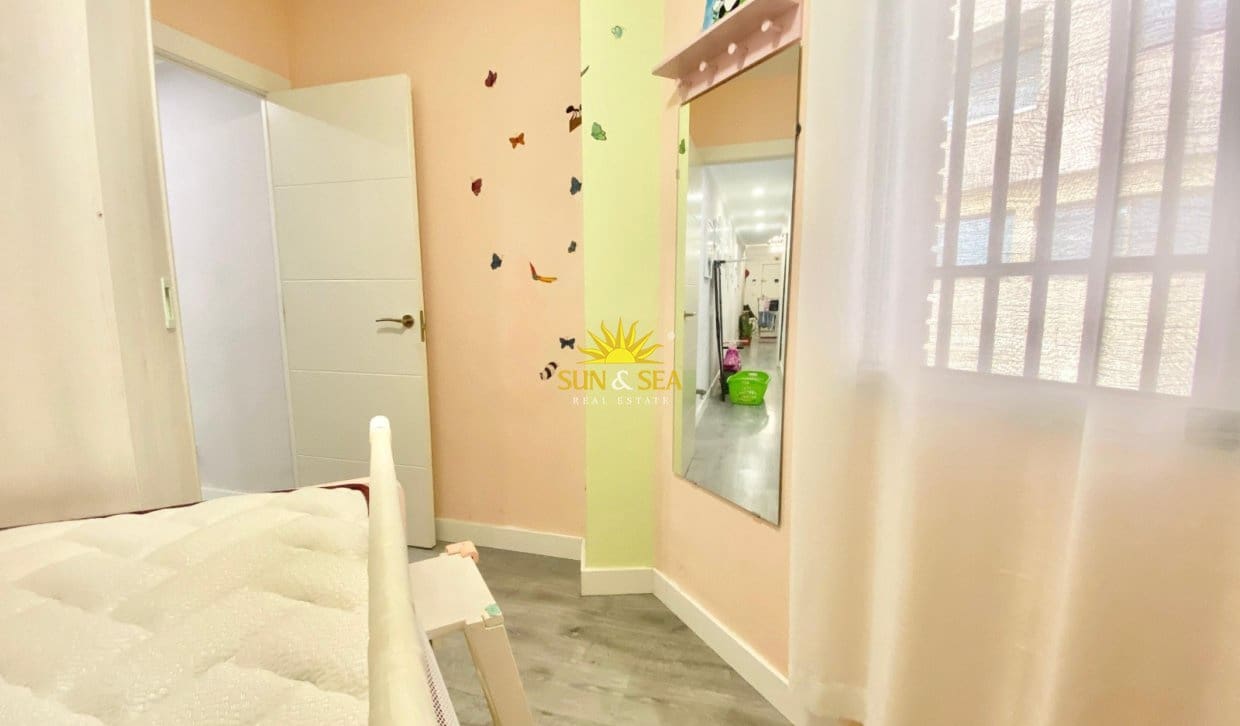 3 sovrum Lägenhet att hyra i Alicante stad - 1 100 € (Ref: 10014135)