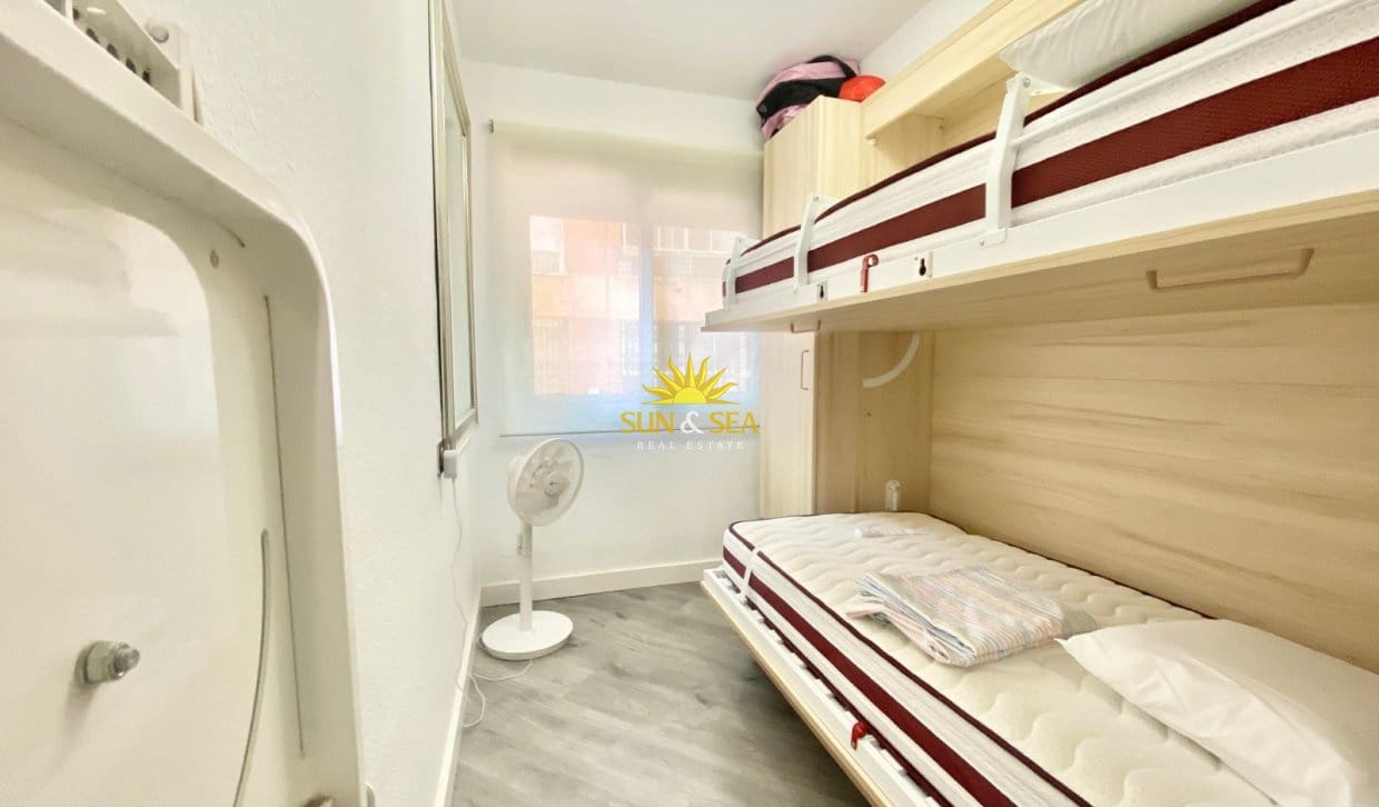 3 sovrum Lägenhet att hyra i Alicante stad - 1 100 € (Ref: 10014135)