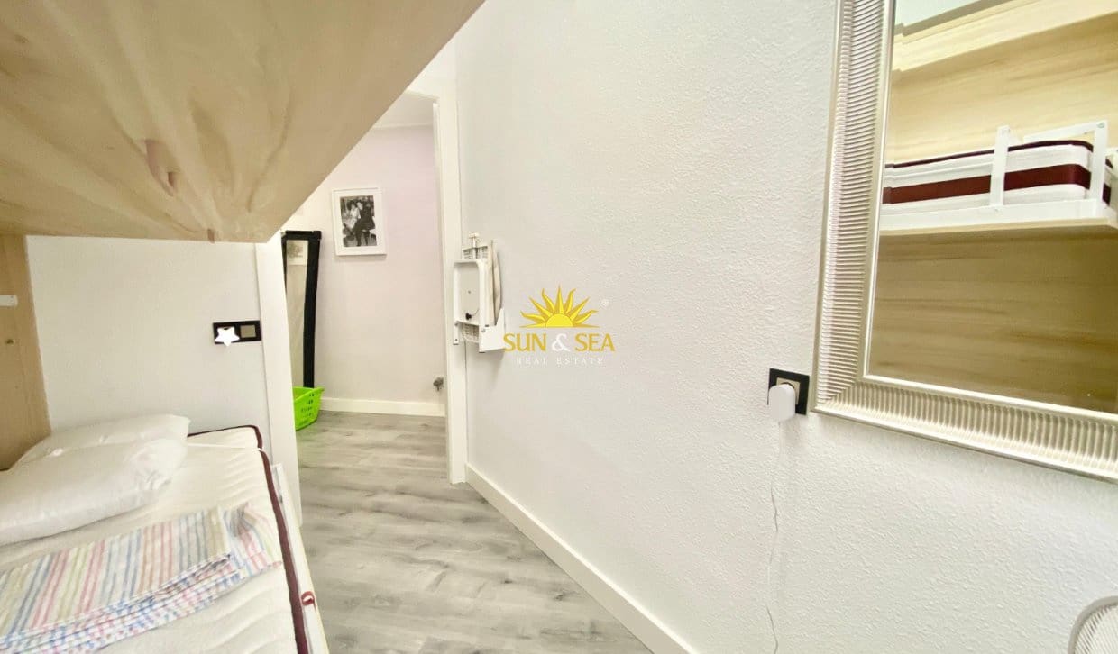 3 sovrum Lägenhet att hyra i Alicante stad - 1 100 € (Ref: 10014135)