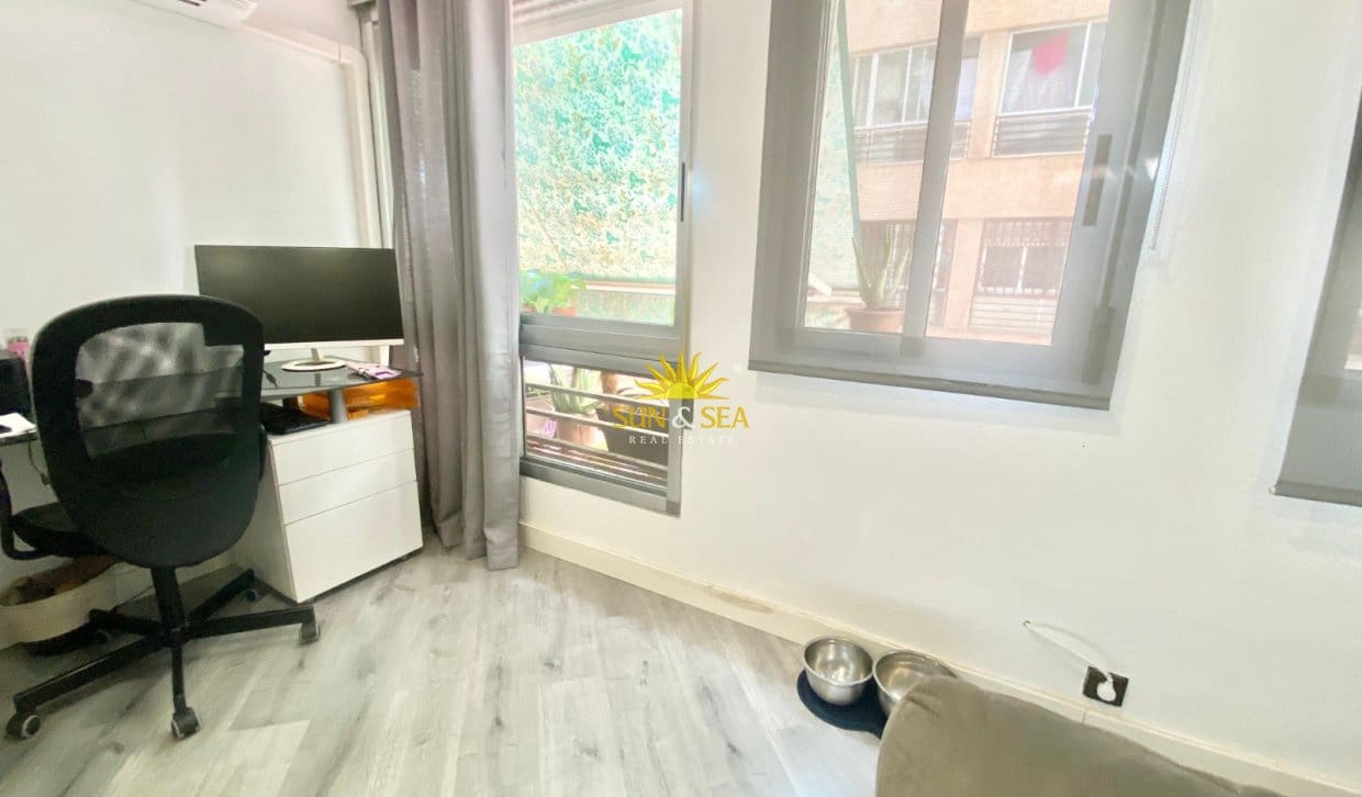 3 sovrum Lägenhet att hyra i Alicante stad - 1 100 € (Ref: 10014135)