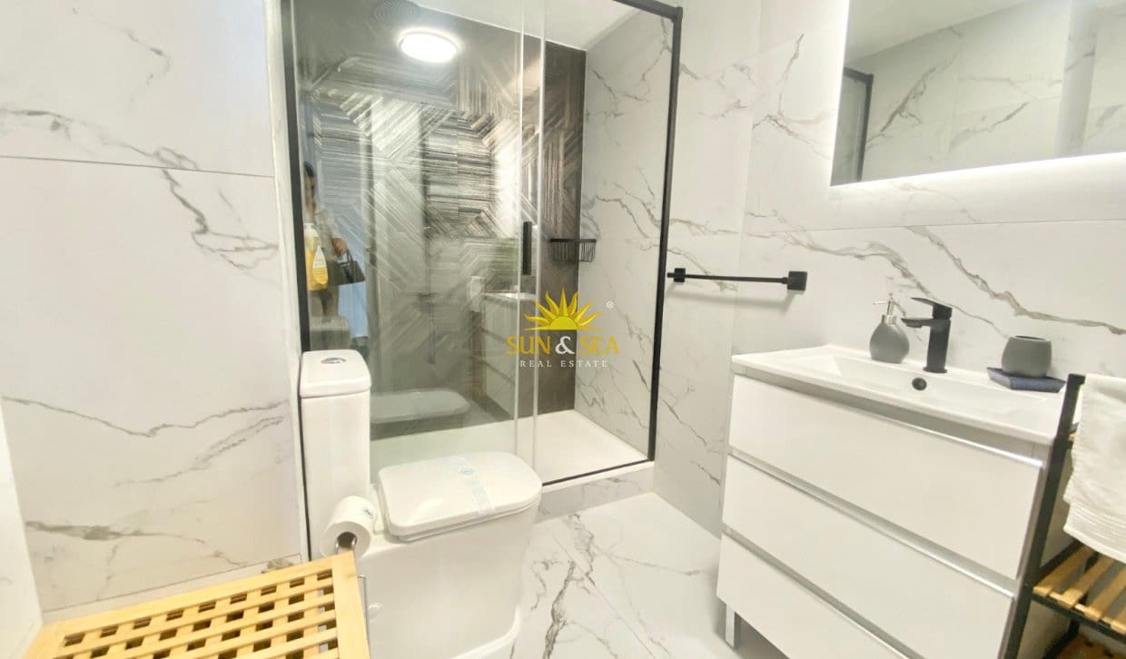 2 bedroom Apartment for rent in Benidorm with pool - € 2,200 (Ref: 10019708)