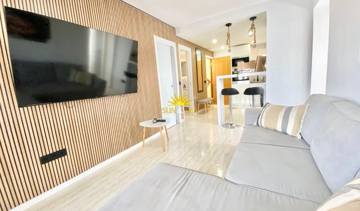 2 bedroom Apartment for rent in Benidorm with pool - € 2,200 (Ref: 10019708)