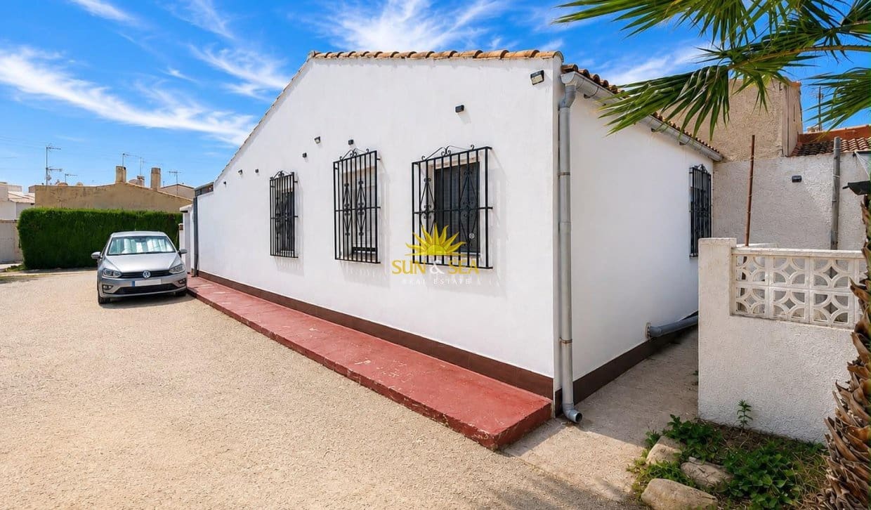 3 bedroom Villa for sale in Torrevieja with garage - € 179,990 (Ref: 10021389)