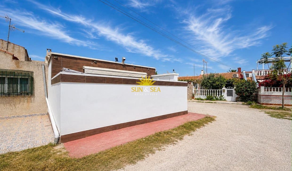 3 bedroom Villa for sale in Torrevieja with garage - € 179,990 (Ref: 10021389)