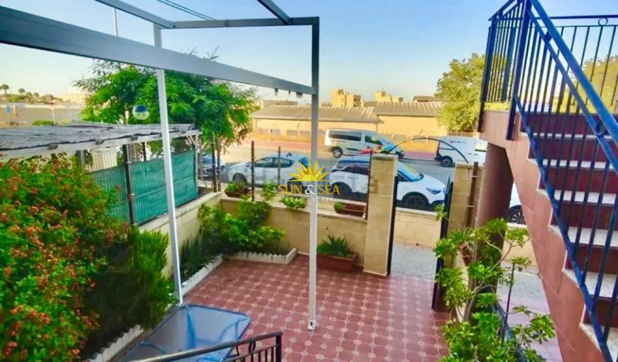 2 bedroom Townhouse for rent in Torrevieja with pool - € 1,000 (Ref: 10021393)