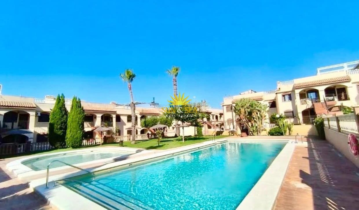 2 bedroom Townhouse for rent in Torrevieja with pool - € 1,000 (Ref: 10021393)