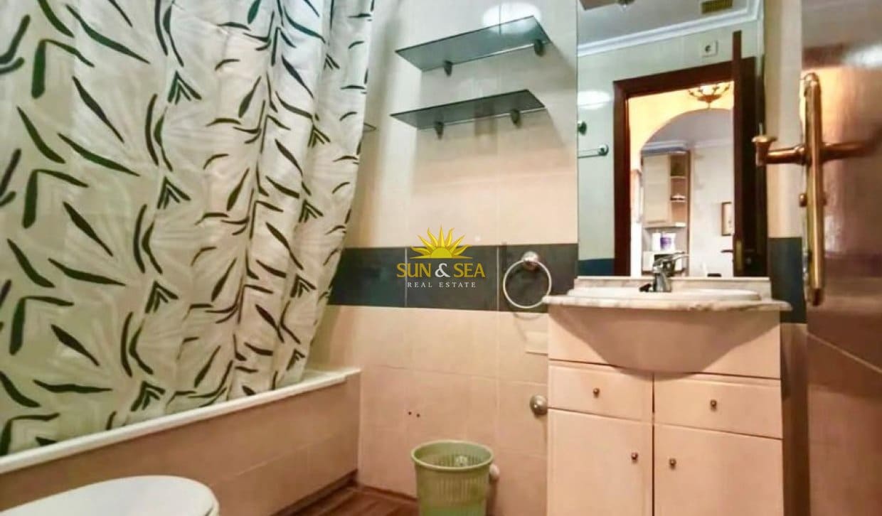 2 bedroom Townhouse for rent in Torrevieja with pool - € 1,000 (Ref: 10021393)