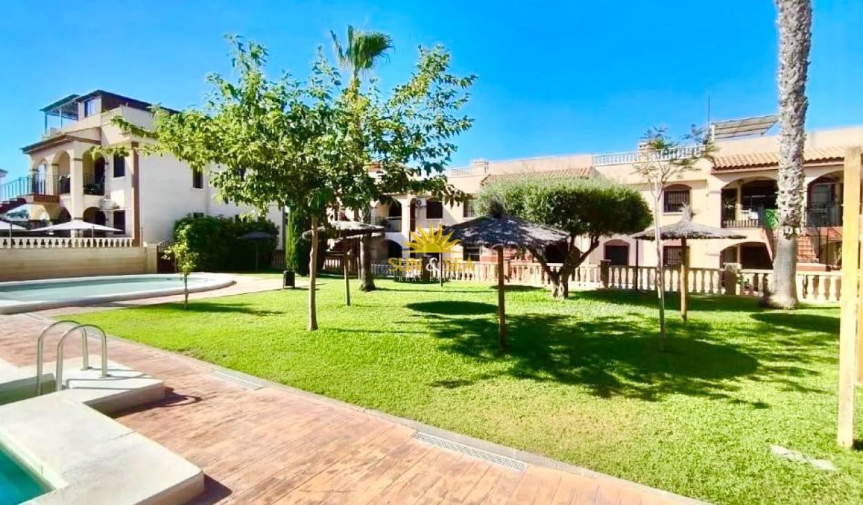 2 bedroom Townhouse for rent in Torrevieja with pool - € 1,000 (Ref: 10021393)