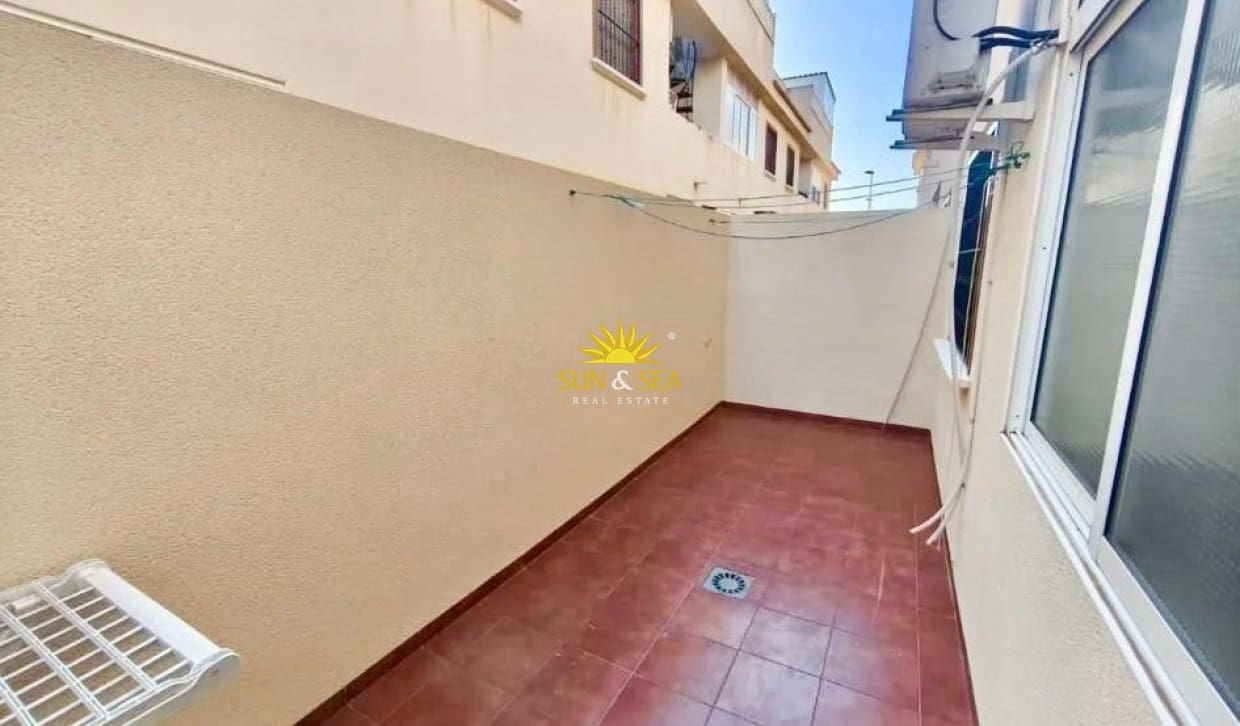 2 bedroom Townhouse for rent in Torrevieja with pool - € 1,000 (Ref: 10021393)