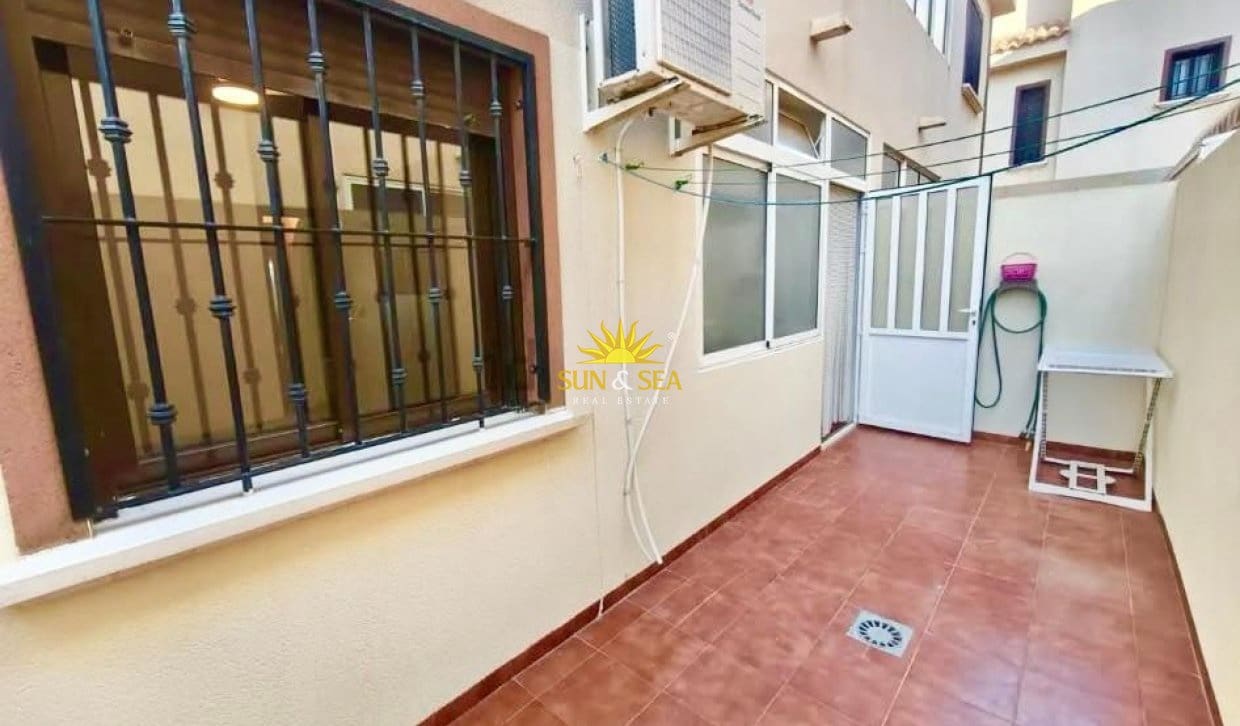 2 bedroom Townhouse for rent in Torrevieja with pool - € 1,000 (Ref: 10021393)