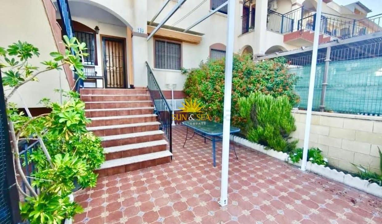 2 bedroom Townhouse for rent in Torrevieja with pool - € 1,000 (Ref: 10021393)