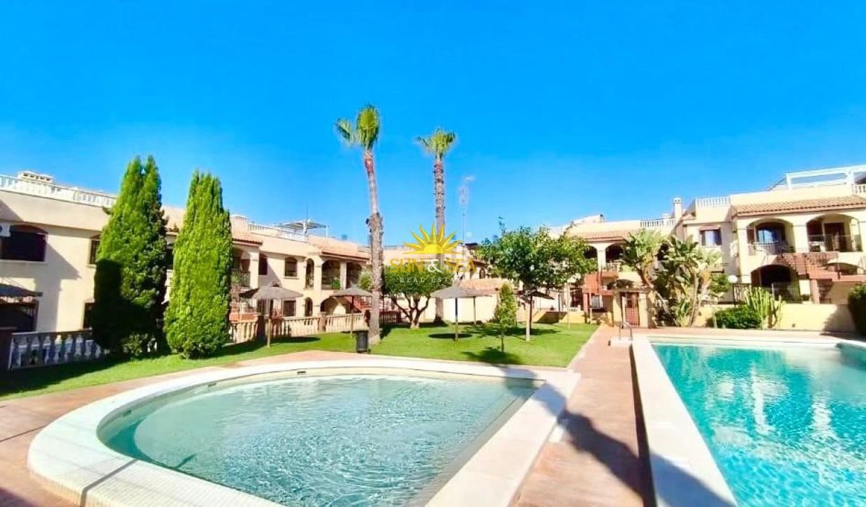 2 bedroom Townhouse for rent in Torrevieja with pool - € 1,000 (Ref: 10021393)