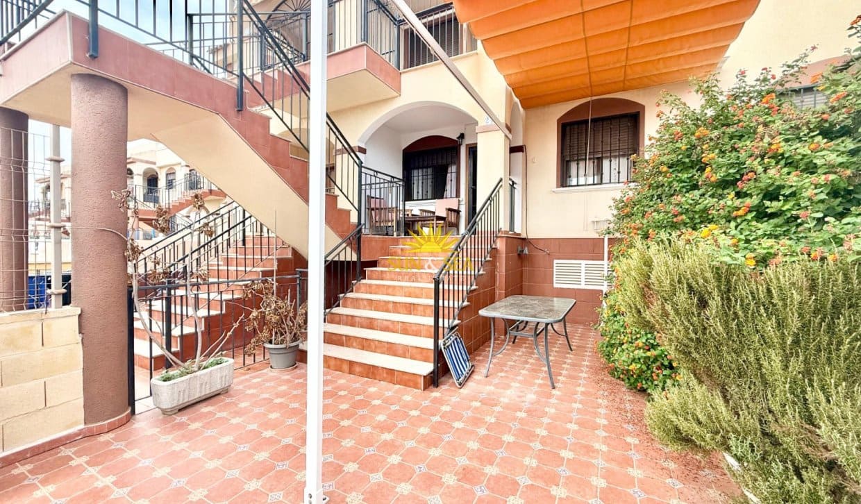 2 soverom Hus til leie i Torrevieja med svømmebasseng - € 900 (Ref: 10021393)