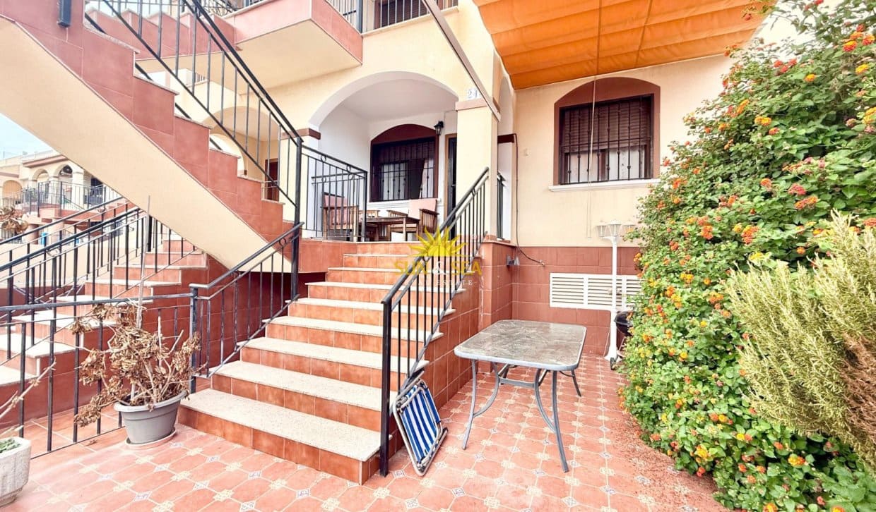 2 soverom Hus til leie i Torrevieja med svømmebasseng - € 900 (Ref: 10021393)