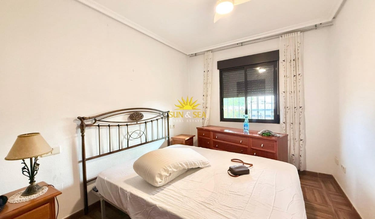 2 soverom Hus til leie i Torrevieja med svømmebasseng - € 900 (Ref: 10021393)