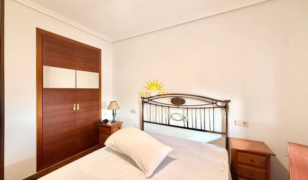 2 soverom Hus til leie i Torrevieja med svømmebasseng - € 900 (Ref: 10021393)