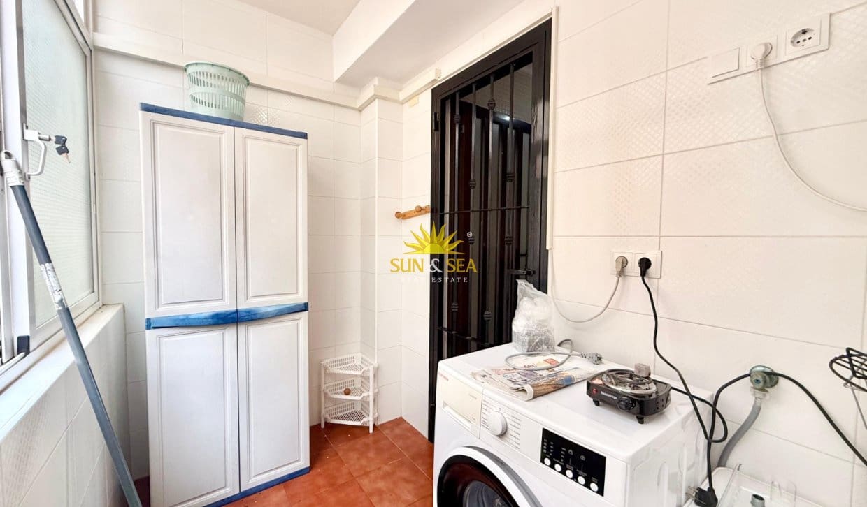 2 soverom Hus til leie i Torrevieja med svømmebasseng - € 900 (Ref: 10021393)