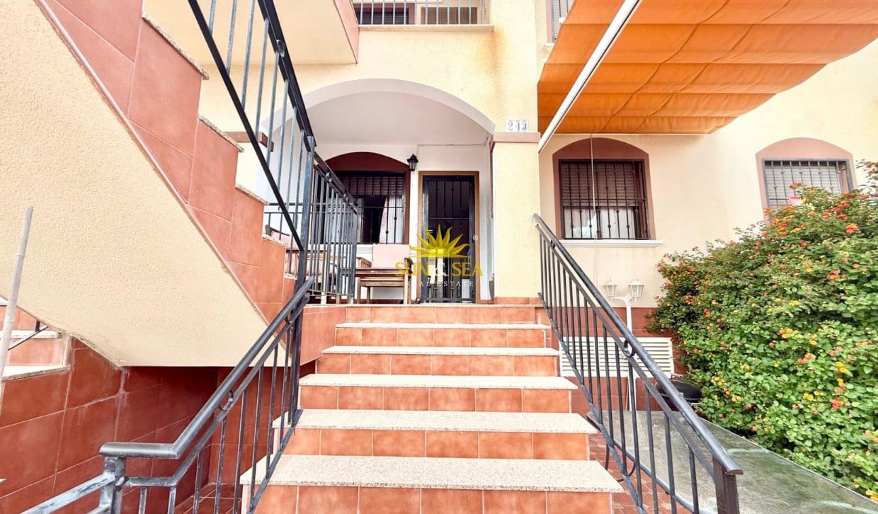 2 soverom Hus til leie i Torrevieja med svømmebasseng - € 900 (Ref: 10021393)