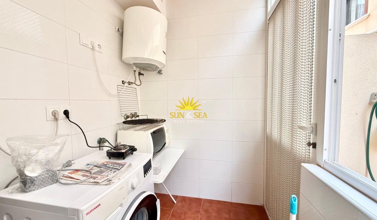 2 soverom Hus til leie i Torrevieja med svømmebasseng - € 900 (Ref: 10021393)