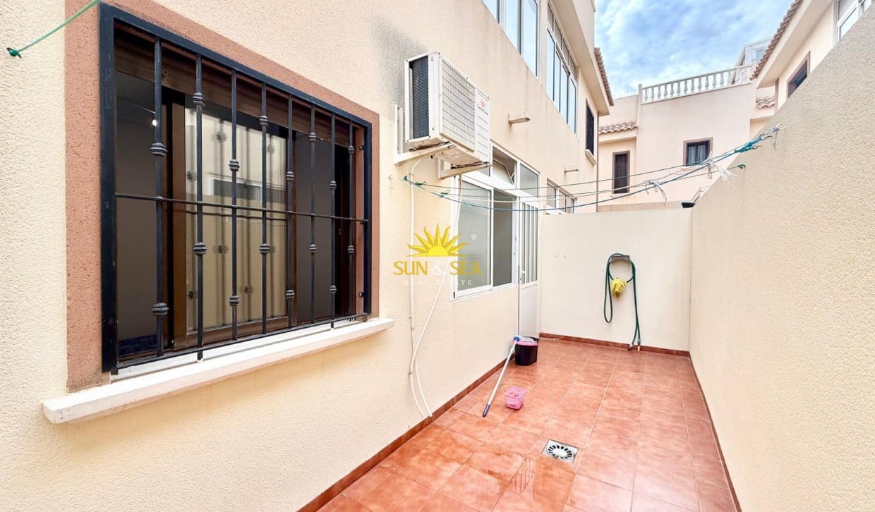 2 soverom Hus til leie i Torrevieja med svømmebasseng - € 900 (Ref: 10021393)