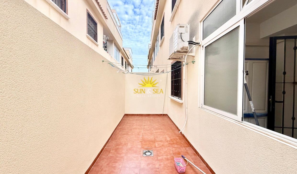 2 soverom Hus til leie i Torrevieja med svømmebasseng - € 900 (Ref: 10021393)