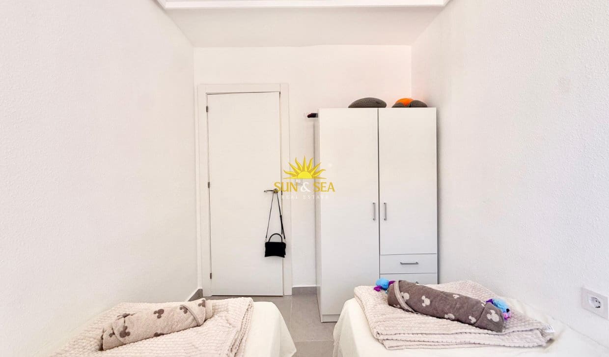 Appartement de 2 chambres à louer à Torrevieja avec piscine - 1 000 € (Ref: 10021635)