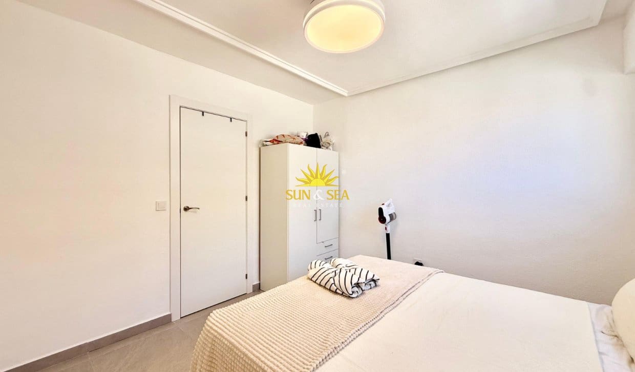 Appartement de 2 chambres à louer à Torrevieja avec piscine - 1 000 € (Ref: 10021635)
