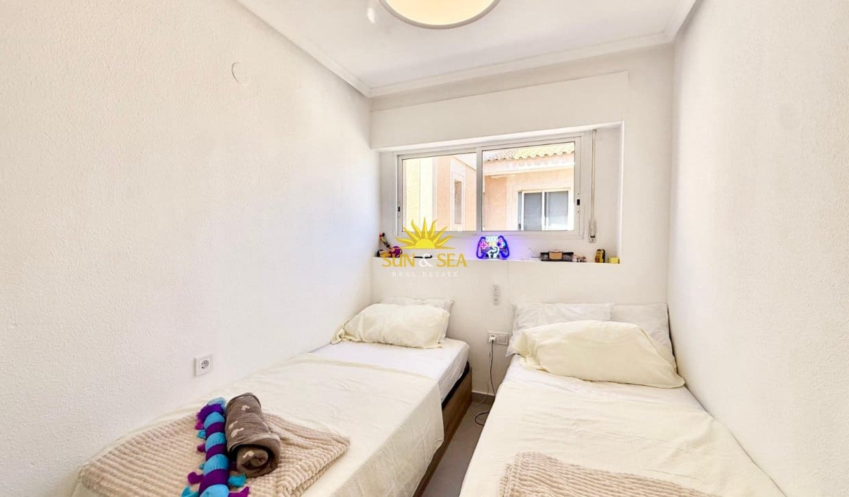 Appartement de 2 chambres à louer à Torrevieja avec piscine - 1 000 € (Ref: 10021635)