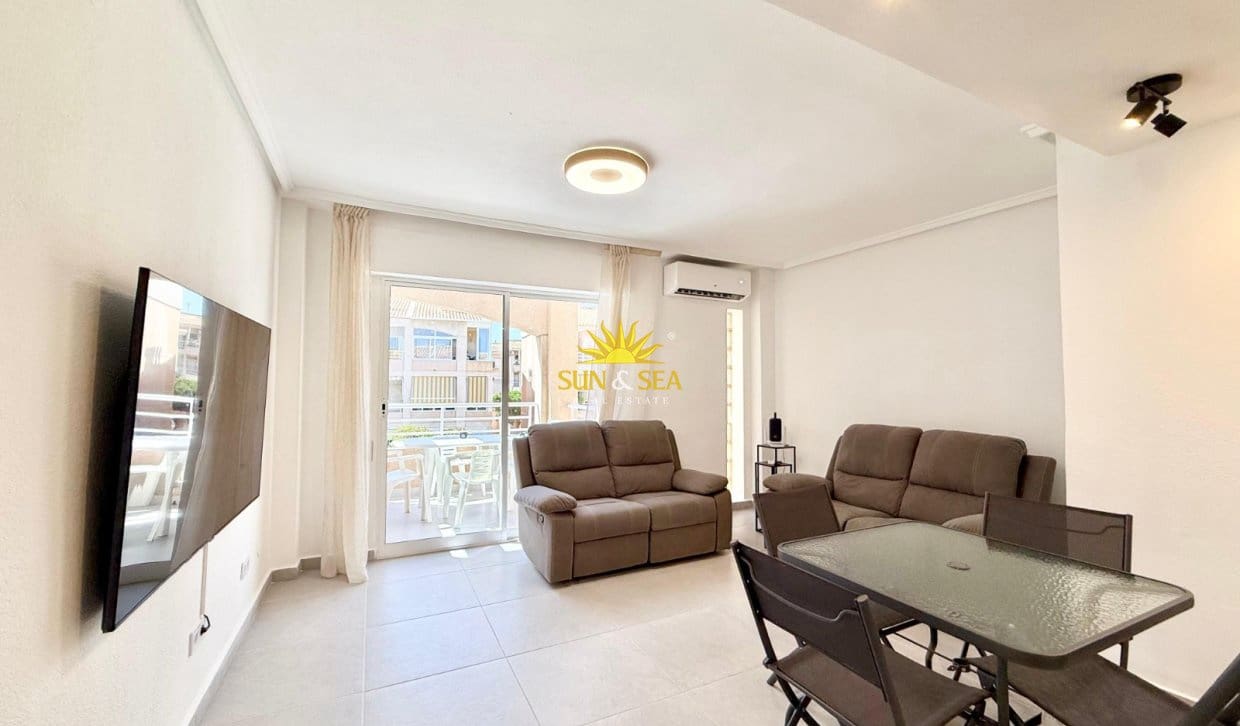 Appartement de 2 chambres à louer à Torrevieja avec piscine - 1 000 € (Ref: 10021635)