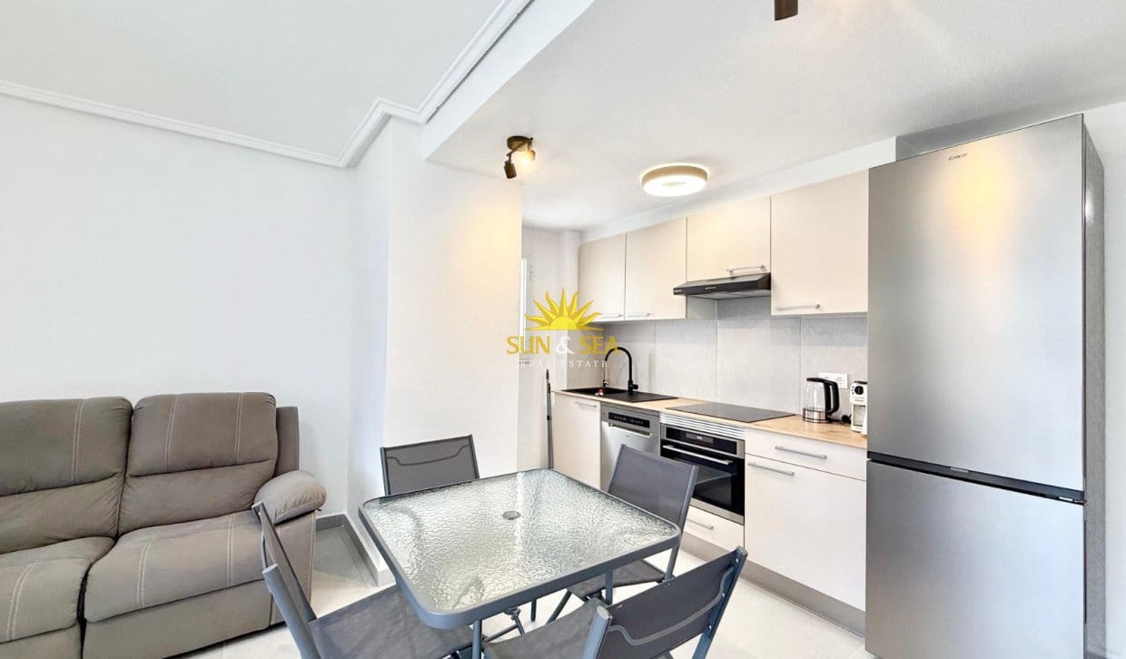 Appartement de 2 chambres à louer à Torrevieja avec piscine - 1 000 € (Ref: 10021635)