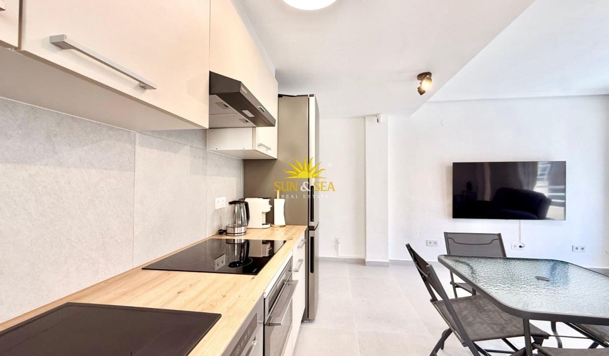 Appartement de 2 chambres à louer à Torrevieja avec piscine - 1 000 € (Ref: 10021635)
