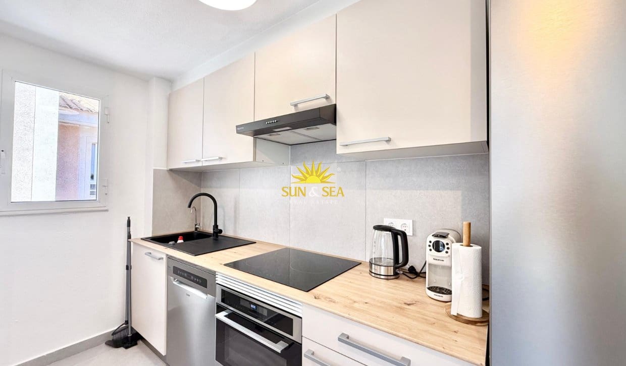 Appartement de 2 chambres à louer à Torrevieja avec piscine - 1 000 € (Ref: 10021635)