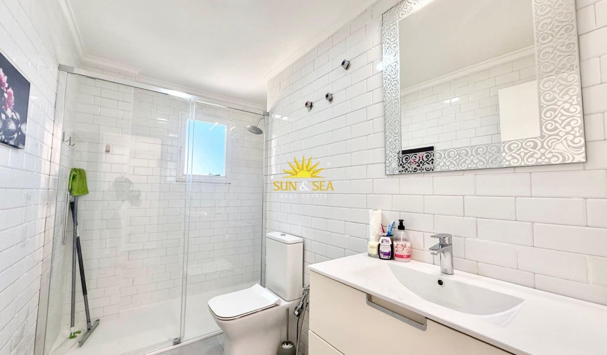 Appartement de 2 chambres à louer à Torrevieja avec piscine - 1 000 € (Ref: 10021635)