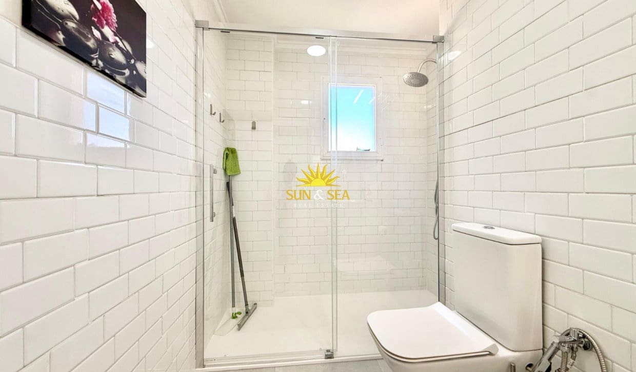 Appartement de 2 chambres à louer à Torrevieja avec piscine - 1 000 € (Ref: 10021635)