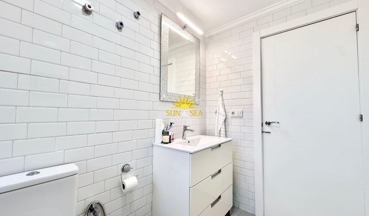 Appartement de 2 chambres à louer à Torrevieja avec piscine - 1 000 € (Ref: 10021635)
