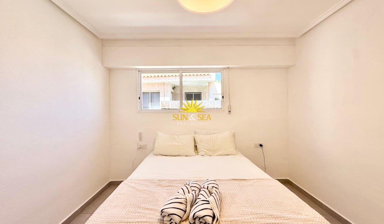 Appartement de 2 chambres à louer à Torrevieja avec piscine - 1 000 € (Ref: 10021635)