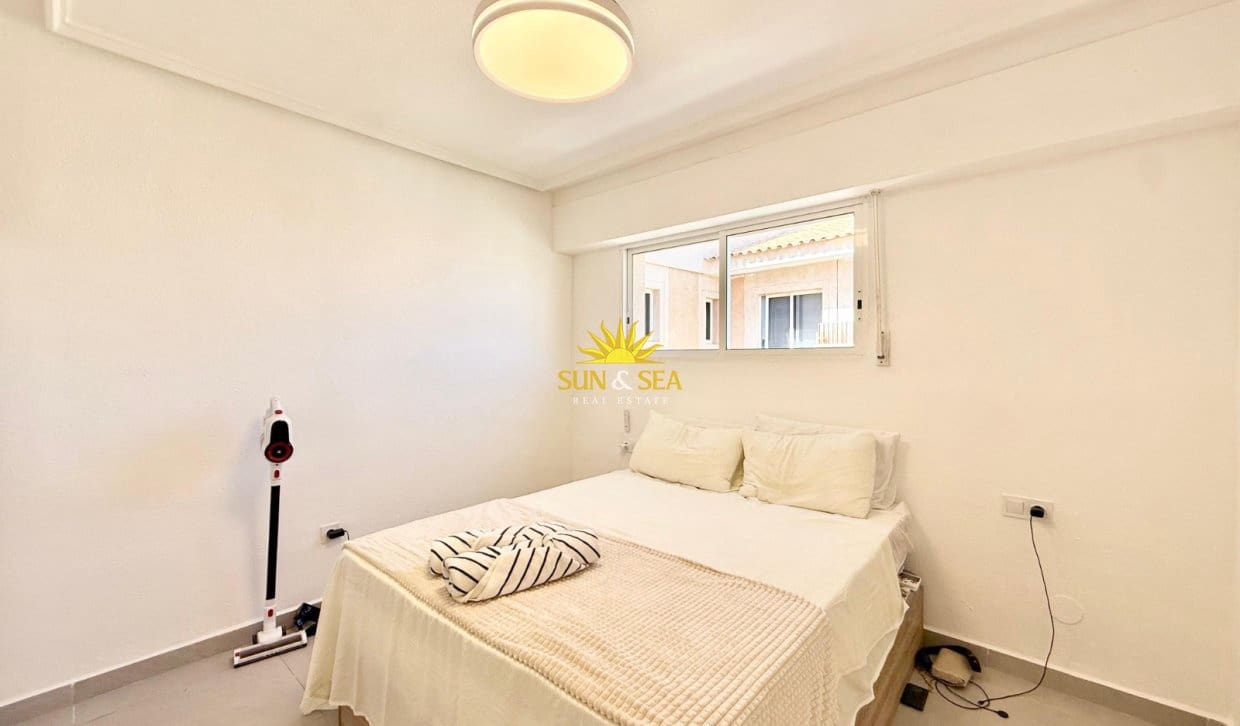Appartement de 2 chambres à louer à Torrevieja avec piscine - 1 000 € (Ref: 10021635)