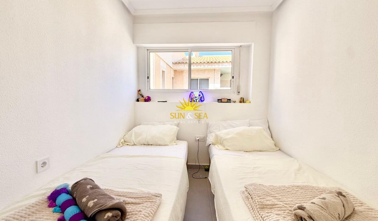 Appartement de 2 chambres à louer à Torrevieja avec piscine - 1 000 € (Ref: 10021635)