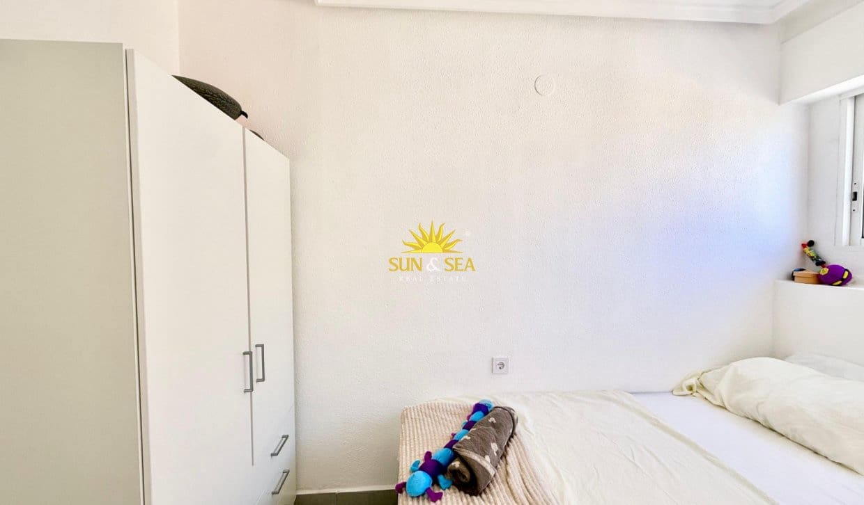 Appartement de 2 chambres à louer à Torrevieja avec piscine - 1 000 € (Ref: 10021635)
