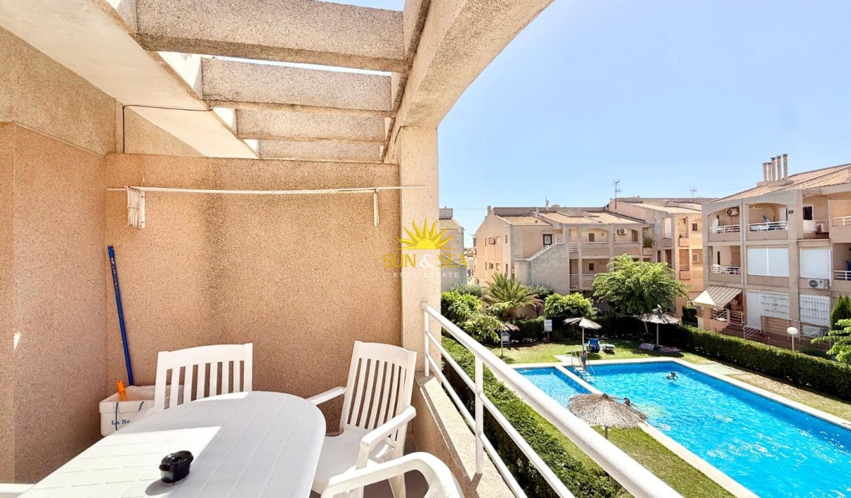 Appartement de 2 chambres à louer à Torrevieja avec piscine - 1 000 € (Ref: 10021635)
