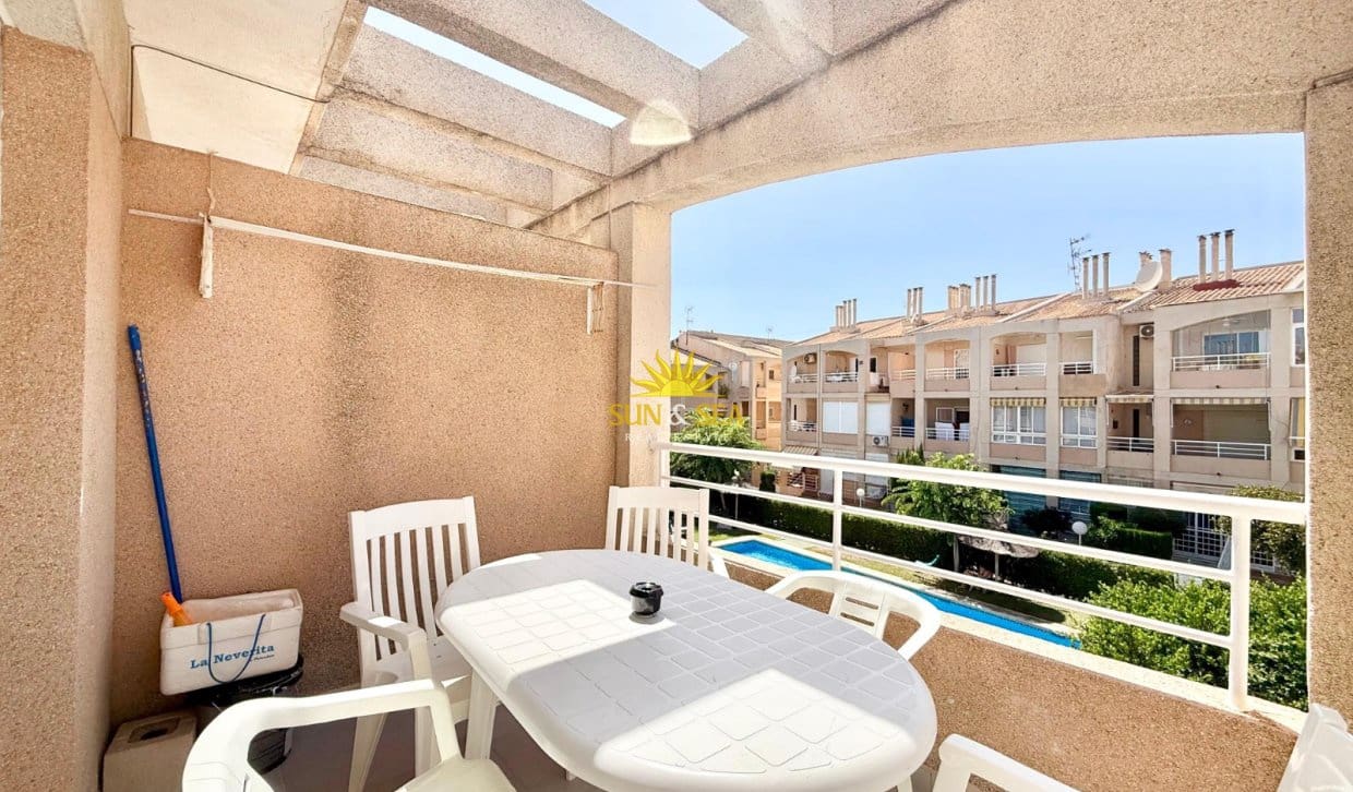 Appartement de 2 chambres à louer à Torrevieja avec piscine - 1 000 € (Ref: 10021635)